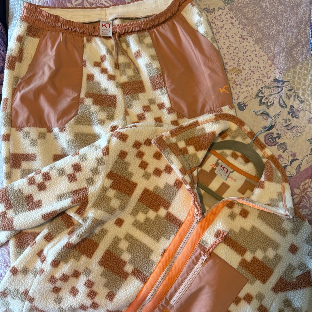 Kari Traa Cream and Rust Geo Fleece Zip Jacket & Fleece Pants Set
